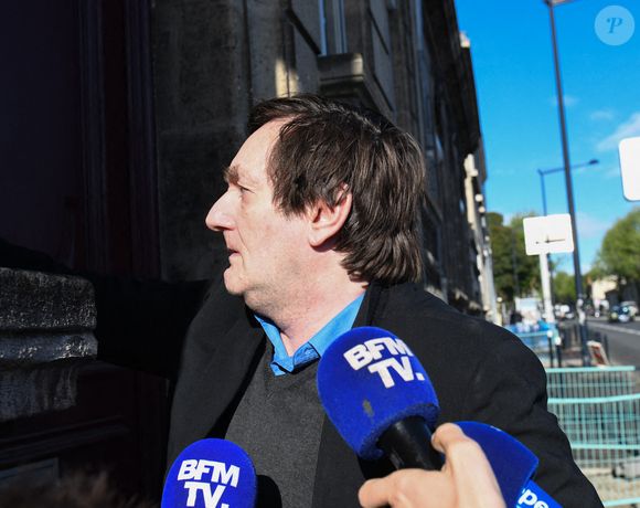 Le voisinage décrit un homme discret et fuyant lors de ses très rares sorties.

Pierre Palmade sort de la prison de Bordeaux-Gradignan et rentre chez lui. Bordeaux, le 16 avril 2025. Pierre Palmade, condamné à cinq ans de prison dont deux fermes en novembre dernier, a quitté mercredi 16 avril le centre pénitentiaire de Bordeaux-Gradignan, où il avait purgé une partie de sa peine de cinq ans dont deux fermes.Photo par Florian Poitout/ABACAPRESS.COM