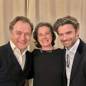 Leur duo mêle complicité familiale et virtuosité musicale.

Renaud et Gautier Capuçon, véritables icônes de la musique classique ont une sœur aînée, Aude, qui aurait pu être la pièce manquante d’un trio musical familial d’exception... Instagram @rcapucon
