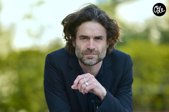 Son demi-frère aîné, Yannick Renier, a lui aussi fait carrière au théâtre, au cinéma et à la télévision.

Rendez-vous avec Yannick Renier en marge du festival du film policier de Reims le 4 avril 2023. © Franck Castel / Bestimage