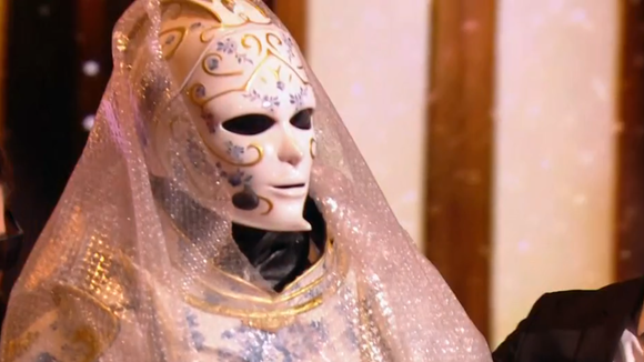 Le Chevalier de Porcelaine fait son entrée dans Mask Singer 7 et n'a déjà plus aucun secret pour Laurent Ruquier