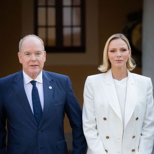 Ce n’est pas la première fois que Charlene mise sur un total look blanc.

Le prince Albert II de Monaco et la princesse Charlène de Monaco ont accueilli au Palais princier les ambassadeurs et représentants permanents des 46 États membres de l'organisation du Conseil de l'Europe, Monaco le 2 septembre 2026. © Olivier Huitel/Pool Monaco/Bestimage