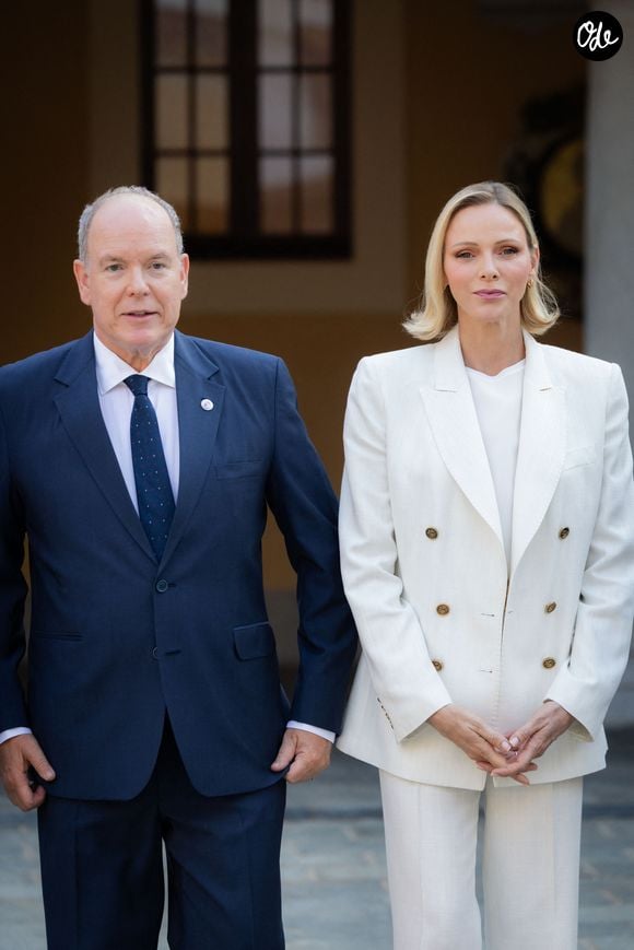 Ce n’est pas la première fois que Charlene mise sur un total look blanc.

Le prince Albert II de Monaco et la princesse Charlène de Monaco ont accueilli au Palais princier les ambassadeurs et représentants permanents des 46 États membres de l'organisation du Conseil de l'Europe, Monaco le 2 septembre 2026. © Olivier Huitel/Pool Monaco/Bestimage