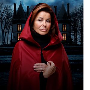 Elle était avec sa maman Dominique

Photo officielle de Dominique Tapie pour "Les Traîtres 2025"