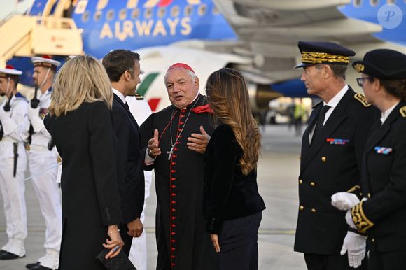 Emmanuel Macron et sa femme Brigitte, Monseigneur Jean-Marie Aveline (archevêque de Marseille) - Le président de la République française et sa femme lors de la cérémonie de départ de Sa Sainteté à l'aéroport international de Marseille. Le 23 septembre 2023
© Philippe Magoni / Pool / Bestimage