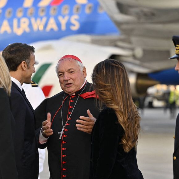 Emmanuel Macron et sa femme Brigitte, Monseigneur Jean-Marie Aveline (archevêque de Marseille) - Le président de la République française et sa femme lors de la cérémonie de départ de Sa Sainteté à l'aéroport international de Marseille. Le 23 septembre 2023
© Philippe Magoni / Pool / Bestimage
