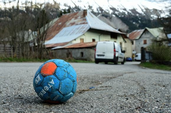 Illustrations au Vernet dans les Alpes-de-Haute-Provence dans le cadre de la disparition du petit Emile en juillet 2023 dont une partie des ossements ont été retrouvés. Le 4 avril 2024. © Romain Doucelin / Bestimage