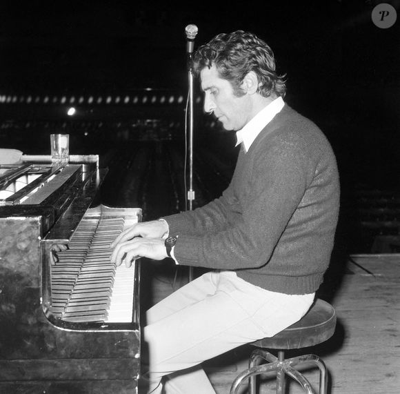 Gilbert Bécaud avant son concert au Palais d'Hiver de Lyon, France, en mars 1972. Photo par APS-Medias/ABACAPRESS.COM