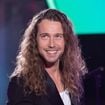 "Il faut faire attention" : Julien Doré partage ses habitudes clés pour des cheveux bouclés soyeux et bien hydratés