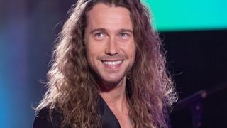 "Il faut faire attention" : Julien Doré partage ses habitudes clés pour des cheveux bouclés soyeux et bien hydratés