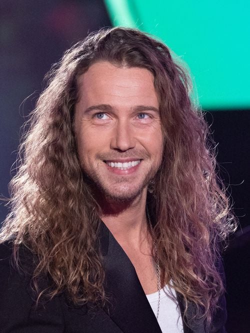 "Il faut faire attention" : Julien Doré partage ses habitudes clés pour des cheveux bouclés soyeux et bien hydratés
