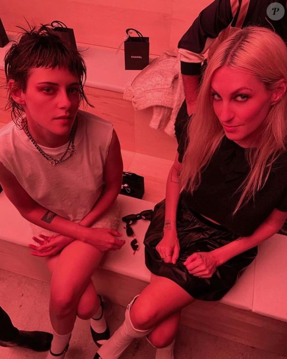Les mariées ont choisi des tenues sobres et décontractées.

Kristen Stewart et sa fiancée l'actrice Dylan Meyer.
© Instagram Dylan Meyer (@spillzdylz)