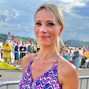 En 2012, à seulement 20 ans, la sportive originaire du Nord de la France a été sacrée Championne de France de cyclisme sur route. Promise à une carrière à vélo flamboyante, Marion Rousse décidera pourtant, en 2015, d'y mettre un terme...

Marion Rousse au village lors de la 15ème étape du Tour de France 2024 au Plateau de Beille, France, le 14 juillet 2024. © Fabien Faure/Bestimage