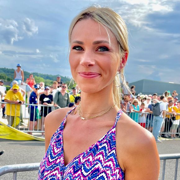 En 2012, à seulement 20 ans, la sportive originaire du Nord de la France a été sacrée Championne de France de cyclisme sur route. Promise à une carrière à vélo flamboyante, Marion Rousse décidera pourtant, en 2015, d'y mettre un terme...

Marion Rousse au village lors de la 15ème étape du Tour de France 2024 au Plateau de Beille, France, le 14 juillet 2024. © Fabien Faure/Bestimage