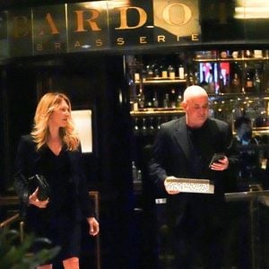"Joyeux anniversaire à ma licorne !", a écrit Andre Agassi sur Instagram tout en relayant une incroyable photo de leur couple. 

Exclusif - Andre Agassi et sa femme Steffi Graff à la sortie de la brasserie "Bardot" à Las Vegas, le 27 avril 2022.