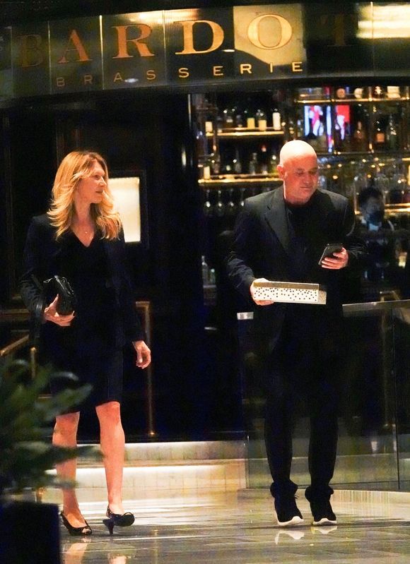 "Joyeux anniversaire à ma licorne !", a écrit Andre Agassi sur Instagram tout en relayant une incroyable photo de leur couple. 

Exclusif - Andre Agassi et sa femme Steffi Graff à la sortie de la brasserie "Bardot" à Las Vegas, le 27 avril 2022.
