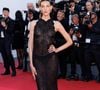 L'artiste canadienne a choisi de porter une robe longue en dentelle noire créée par la maison Saint Laurent.

Charlotte Cardin - Montée des marches du film " La vie d'une femme " lors du 79ème Festival International du Film de Cannes, le 13 mai 2026. © Jacovides-Moreau / Bestimage
