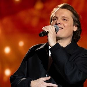 Le chanteur a choisi Saint-Pierre-et-Miquelon, un “bout de France, le plus lointain possible”, pour se ressourcer.

Benabar pour les surprises de l'enregistrement de l'émission "La Boîte à secrets", présentée par F.Bollaert et diffusée le 16 janvier 2026 sur France 3, dans les studios du Lendit à Saint-Denis, France, le 16 décembre 2025. © Cyril Moreau/Bestimage