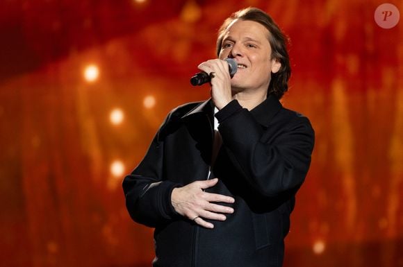 Le chanteur a choisi Saint-Pierre-et-Miquelon, un “bout de France, le plus lointain possible”, pour se ressourcer.

Benabar pour les surprises de l'enregistrement de l'émission "La Boîte à secrets", présentée par F.Bollaert et diffusée le 16 janvier 2026 sur France 3, dans les studios du Lendit à Saint-Denis, France, le 16 décembre 2025. © Cyril Moreau/Bestimage