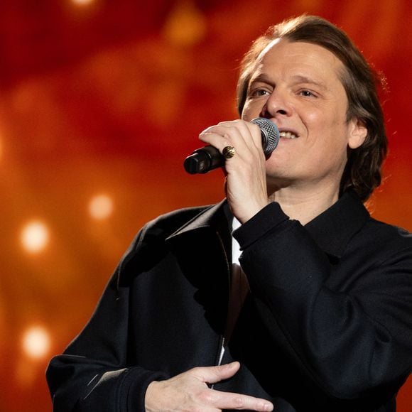 Le chanteur a choisi Saint-Pierre-et-Miquelon, un “bout de France, le plus lointain possible”, pour se ressourcer.

Benabar pour les surprises de l'enregistrement de l'émission "La Boîte à secrets", présentée par F.Bollaert et diffusée le 16 janvier 2026 sur France 3, dans les studios du Lendit à Saint-Denis, France, le 16 décembre 2025. © Cyril Moreau/Bestimage