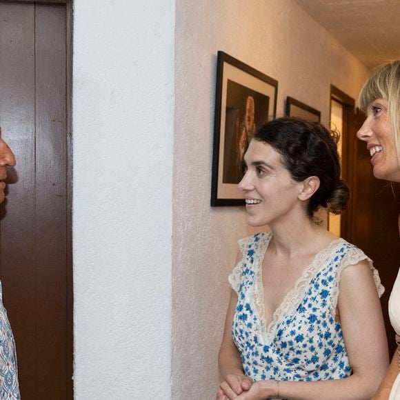 La comédienne a ensuite pris le temps de poser à leurs côtés dans les coulisses du Festival

Exclusif - Nagui et sa femme Mélanie Page, Salomé Villiers - Représentation de la pièce de théâtre "Les liaisons dangereuses" au Théâtre de Verdure lors du 41ème Festival de Ramatuelle le 7 août 2025. 
© Cyril Bruneau / Festival de Ramatuelle / Bestimage