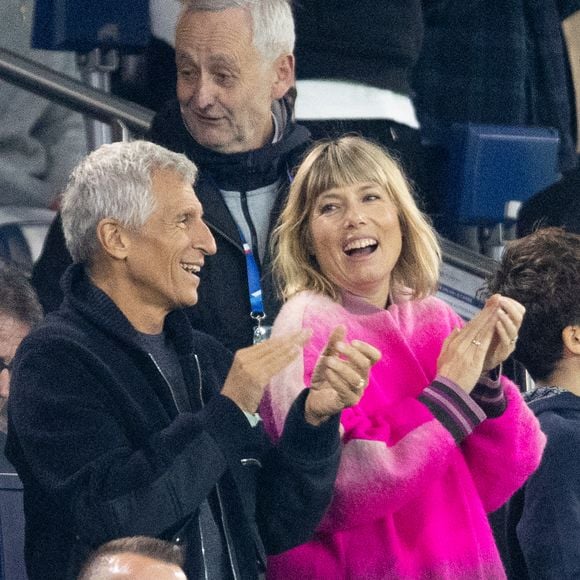 Nagui et Melanie Page dans les tribunes du match de football de qualification pour la coupe du monde 2026 opposant la France à Azerbaïdjan (3-0) au Parc des Princes à Paris, France, le 10 octobre 2025. © Cyril Moreau/Bestimage