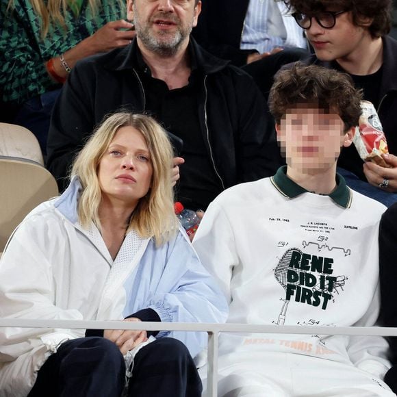 Le chanteur Raphaël, sa compagne Mélanie Thierry et leurs enfants Roman et Aliocha Haroche - Les célébrités dans les tribunes des Internationaux de France de tennis de Roland Garros 2024 à Paris, le 29 mai 2024. 
© Jacovides / Moreau / Bestimage
