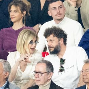 Ophélie Meunier, Michèle Laroque, Olivier Rosemberg, Robin Leproux dans les tribunes du match de quart de finale aller de Ligue Des Champion au Parc des Princes à Paris, le 8 avril 2026.
Photo : Cyril Moreau / Bestimage