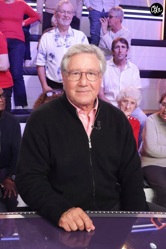 Patrick Sabatier sur le plateau de l’enregistrement de l’émission « Face à Hanouna » présentée par C.Hanouna et diffusée sur C8 le 12 octobre 2024, à Paris, France, le 10 octobre 2024. © Jack Tribeca / Bestimage