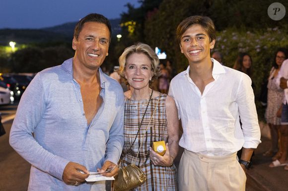 Exclusif - Dany Brillant, sa belle mere Annie et son fils Lino - Personnalités à la représentation de la pièce de théâtre "Vidéo Club" au Théâtre de Verdure lors du 40ème Festival de Ramatuelle. Le 5 août 2024
© Cyril Bruneau / Festival de Ramatuelle / Bestimage