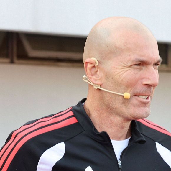 En conférence de presse, "Zizou" a affiché son émotion et ses ambitions.

Zinedine Zidane et le footballeur Kuai Jiwen visitent l'université Jiao Tong de Shanghai lors de leur tournée en Chine - 30/11/2025 © Imago/PsnewZ/Bestimage