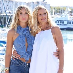 Chloé Jouannet et Alexandra Lamy lors du photocall de la série "Killer Coaster" lors de la 25ème édition du Festival de la fiction de la Rochelle, France, le 13 septembre 2023. © Denis Guignebourg/BestImage