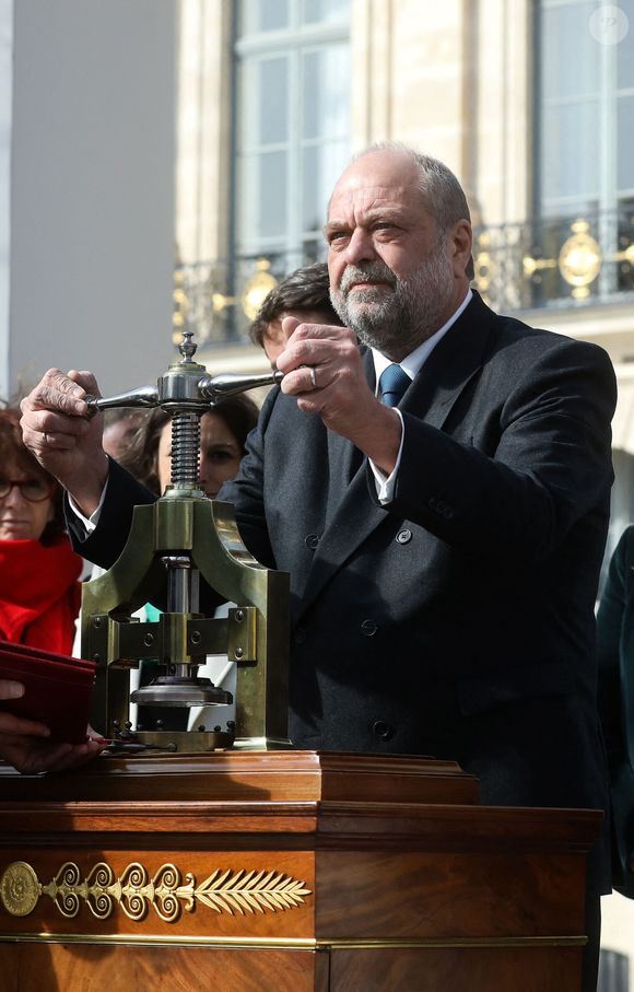 Éric Dupond-Moretti, garde des Sceaux, ministre de la Justice lors de la cérémonie publique de scellement de la loi constitutionnelle du 8 mars 2024 portant sur la liberté de recourir à l’interruption volontaire de grossesse (IVG), au ministère de la Justice, place Vendôme, à Paris, France, le 8 mars 2024. © Stéphane Lemouton/Bestimage