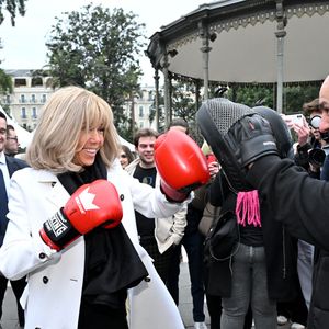 Clôture de l'opération de collecte de fonds "Pièces Jaunes", destinée à améliorer la vie des enfants hospitalisés, au Jardin Albert 1er, à Nice, France, le 7 février  2025, en présence de la Première dame française, Brigitte Macron, la présidente de la Fondation Hôpitaux de Paris-Hôpitaux de France, du sélectionneur de l'équipe de France de football, Didier Deschamps le parrain de l'opération Pièces Jaunes, de Christian Estrosi, le maire de Nice, sa femme, Laura Tenoudji Estrosi, d'Anne Barrère, la vice-présidente de la Fondation Hôpitaux de Paris-Hôpitaux de France, Philippe Wahl, le président-directeur général du Groupe La Poste, de José Cobos, ancien capitaine de l'OGC Nice et conseiller municipal de la ville de Nice délégué à l'évènementiel sportif, et du compositeur du morceau caritatif "Les P'tits Soleils", l'hymne des Pièces Jaunes, John Mamann. Ce titre a été chanté sur la scène par Eugie, Sab, Julien Esmée, Vernis Rouge... et les personnalités. Mme Macron et Didier Deschamps ont fait, comme à leur habitude, le tour des diffèrents stands des associations et des partenaires, comme Carrefour, la Fondrtion Lenval, le CHU, la Poste et la Banque de France où ils ont fait la pesée des pièces jaunes... mais l'arrêt le plus surprenant fut sur le stand du Nice Azur Boxe où le coach des Bleus et Mme Macron n'ont pas hésité à mettre les gants pour quelques échanges avec les boxeurs présents.  © Bruno Bebert/Bestimage