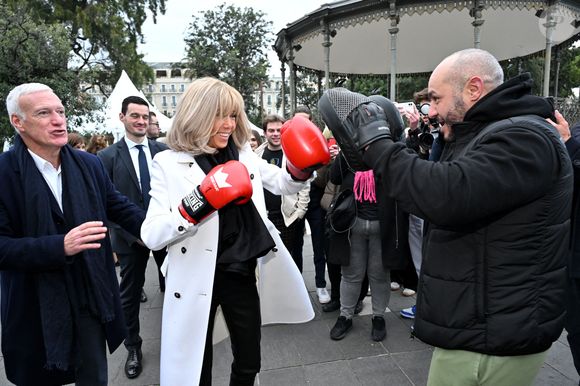 Clôture de l'opération de collecte de fonds "Pièces Jaunes", destinée à améliorer la vie des enfants hospitalisés, au Jardin Albert 1er, à Nice, France, le 7 février  2025, en présence de la Première dame française, Brigitte Macron, la présidente de la Fondation Hôpitaux de Paris-Hôpitaux de France, du sélectionneur de l'équipe de France de football, Didier Deschamps le parrain de l'opération Pièces Jaunes, de Christian Estrosi, le maire de Nice, sa femme, Laura Tenoudji Estrosi, d'Anne Barrère, la vice-présidente de la Fondation Hôpitaux de Paris-Hôpitaux de France, Philippe Wahl, le président-directeur général du Groupe La Poste, de José Cobos, ancien capitaine de l'OGC Nice et conseiller municipal de la ville de Nice délégué à l'évènementiel sportif, et du compositeur du morceau caritatif "Les P'tits Soleils", l'hymne des Pièces Jaunes, John Mamann. Ce titre a été chanté sur la scène par Eugie, Sab, Julien Esmée, Vernis Rouge... et les personnalités. Mme Macron et Didier Deschamps ont fait, comme à leur habitude, le tour des diffèrents stands des associations et des partenaires, comme Carrefour, la Fondrtion Lenval, le CHU, la Poste et la Banque de France où ils ont fait la pesée des pièces jaunes... mais l'arrêt le plus surprenant fut sur le stand du Nice Azur Boxe où le coach des Bleus et Mme Macron n'ont pas hésité à mettre les gants pour quelques échanges avec les boxeurs présents.  © Bruno Bebert/Bestimage
