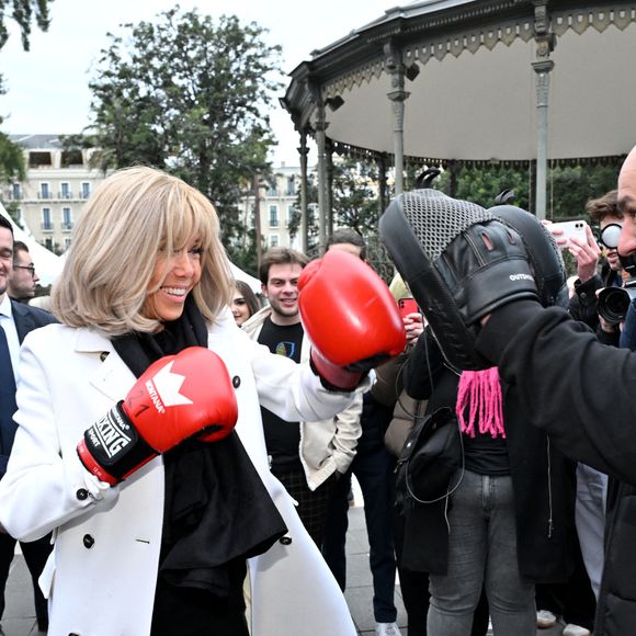 Clôture de l'opération de collecte de fonds "Pièces Jaunes", destinée à améliorer la vie des enfants hospitalisés, au Jardin Albert 1er, à Nice, France, le 7 février  2025, en présence de la Première dame française, Brigitte Macron, la présidente de la Fondation Hôpitaux de Paris-Hôpitaux de France, du sélectionneur de l'équipe de France de football, Didier Deschamps le parrain de l'opération Pièces Jaunes, de Christian Estrosi, le maire de Nice, sa femme, Laura Tenoudji Estrosi, d'Anne Barrère, la vice-présidente de la Fondation Hôpitaux de Paris-Hôpitaux de France, Philippe Wahl, le président-directeur général du Groupe La Poste, de José Cobos, ancien capitaine de l'OGC Nice et conseiller municipal de la ville de Nice délégué à l'évènementiel sportif, et du compositeur du morceau caritatif "Les P'tits Soleils", l'hymne des Pièces Jaunes, John Mamann. Ce titre a été chanté sur la scène par Eugie, Sab, Julien Esmée, Vernis Rouge... et les personnalités. Mme Macron et Didier Deschamps ont fait, comme à leur habitude, le tour des diffèrents stands des associations et des partenaires, comme Carrefour, la Fondrtion Lenval, le CHU, la Poste et la Banque de France où ils ont fait la pesée des pièces jaunes... mais l'arrêt le plus surprenant fut sur le stand du Nice Azur Boxe où le coach des Bleus et Mme Macron n'ont pas hésité à mettre les gants pour quelques échanges avec les boxeurs présents.  © Bruno Bebert/Bestimage