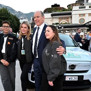 Camille Gottlieb, la fille de la princesse Stéphanie et de Jean Raymond Gottlieb, est au départ du 9ème E-Rallye de Monte-Carlo, en tant que co-pilote de son amie Margaux Grundstein au volant d'une volvo, sur la place du Casino à Monaco, le 15 octobre 2025. © Bruno Bebert / Bestimage