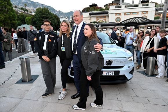 Camille Gottlieb, la fille de la princesse Stéphanie et de Jean Raymond Gottlieb, est au départ du 9ème E-Rallye de Monte-Carlo, en tant que co-pilote de son amie Margaux Grundstein au volant d'une volvo, sur la place du Casino à Monaco, le 15 octobre 2025. © Bruno Bebert / Bestimage
