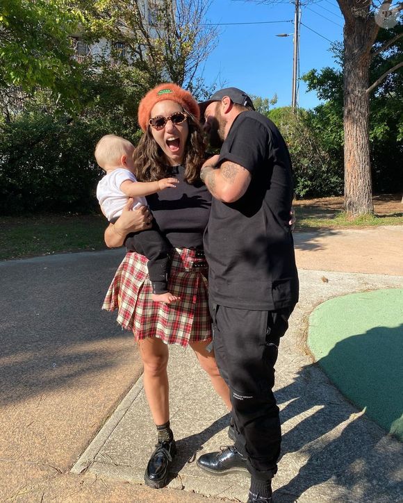 Pour la deuxième fois, elle a accueilli avec son compagnon un petit bébé et, depuis, elle se plaît à partager tous les détails de son expérience. 

Louise Chabat en famille sur Instagram. Instagram