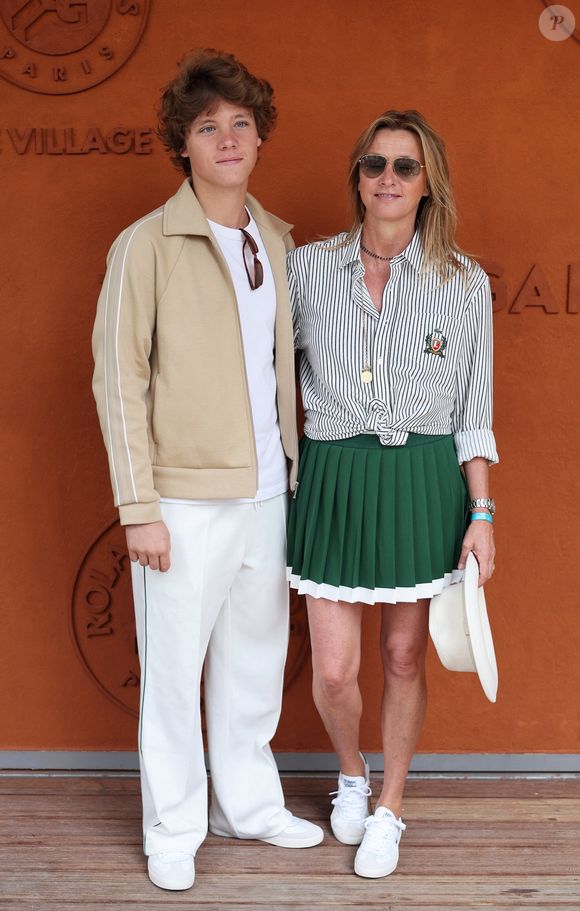 En effet, la maman de 53 ans appartient à la famille Poniatowski.

Sarah Poniatowski (Lavoine) et son fils Roman - Les célébrités au village lors des Internationaux de France de Tennis de Roland Garros le 1er juin 2025. © Dominique Jacovides / Bestimage