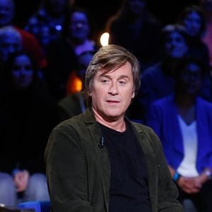 Cette fois, Thomas Dutronc prépare un hommage pour sa maman, Françoise Hardy.

Thomas Dutronc - Enregistrement de l'émission "La Boîte à Secrets N°20" dans les studios de la Cité du Cinéma à Saint-Denis, présentée par F.Bollaert et diffusée sur France 3
© Christophe Clovis / Bestimage