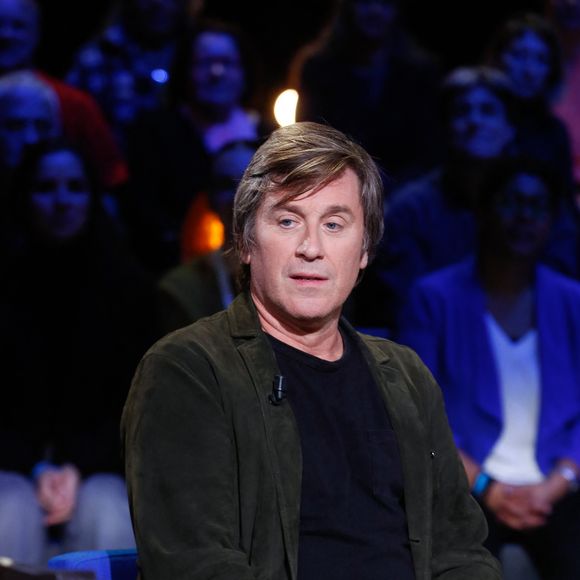 Cette fois, Thomas Dutronc prépare un hommage pour sa maman, Françoise Hardy.

Thomas Dutronc - Enregistrement de l'émission "La Boîte à Secrets N°20" dans les studios de la Cité du Cinéma à Saint-Denis, présentée par F.Bollaert et diffusée sur France 3
© Christophe Clovis / Bestimage