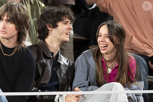 Kim Higelin et son compagnon Tanguy De Rothschild dans les tribunes lors des Internationaux de France de Tennis de Roland Garros 2025, à Paris, France, le 27 mai 2025. © Jacovides-Moreau/Bestimage