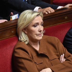 On découvre alors le moment lors duquel elle a appris le décès de Jean-Marie Le Pen.
Marine Le Pen assiste au discours du Premier ministre sur sa déclaration de politique générale à l'Assemblée nationale à Paris, France, le 14 janvier 2025. © Lionel Urman/Bestimage