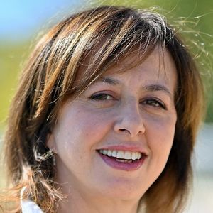 Valérie Bonneton posant lors de la séance photo consacrée au film « La Affaire Laura Stern » dans le cadre du 27e Festival de La Rochelle Fiction, le 18 septembre 2025 à La Rochelle, en France. Photo de Franck Castel/ABACAPRESS.COM