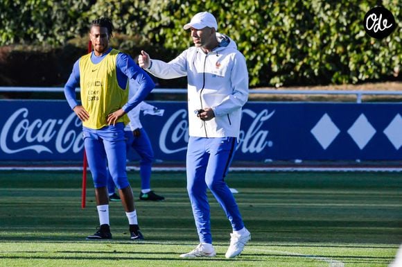 Zinédine Zidane - Entraînement de l'équipe de France en préparation de la Ligue des nations de l'UEFA 2026 au Centre national de Clairefontaine le 22 septembre 2026. © Baptiste Autissier/PSnewZ/Bestimage