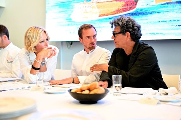 Les amoureux ont siégé au jury du Concours des Chefs, présidé par Tom Meyer, Meilleur Ouvrier de France.

Adriana Karembeu, Tom Meyer, le chef de laChèvre d’Or et Marc Lavoine - Adriana Karembeu, le mannequin, actrice et animatrice de télévision slovaque, accompagnée par Marc Lavoine, est l'invité du Yacht Club de Monaco pour la Monaco Classic Week à Monaco, le 11 septembre 2025. © Bruno Bebert / Bestimage