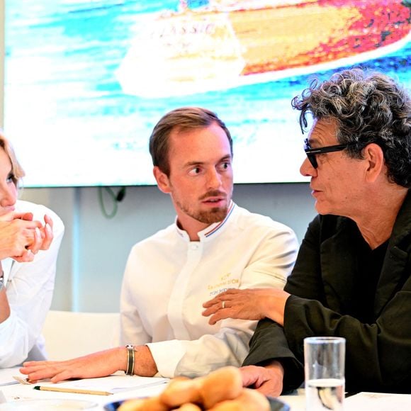 Les amoureux ont siégé au jury du Concours des Chefs, présidé par Tom Meyer, Meilleur Ouvrier de France.

Adriana Karembeu, Tom Meyer, le chef de laChèvre d’Or et Marc Lavoine - Adriana Karembeu, le mannequin, actrice et animatrice de télévision slovaque, accompagnée par Marc Lavoine, est l'invité du Yacht Club de Monaco pour la Monaco Classic Week à Monaco, le 11 septembre 2025. © Bruno Bebert / Bestimage
