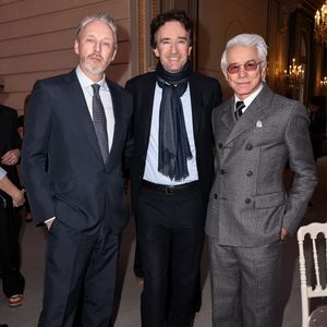Alasdhair Willis, Antoine Arnault, Baz Luhrmann - La créatrice S.McCartney est faite Chevalier de la Légion d'honneur par le président français E.Macron au palais de l'Elysée à Paris, le 5 mars 2026, lors de la Fashion Week à Paris. Cette distinction salue son parcours ainsi que son engagement dans l'univers de la création et de la mode.

BFA.com / Backgrid USA / Bestimage