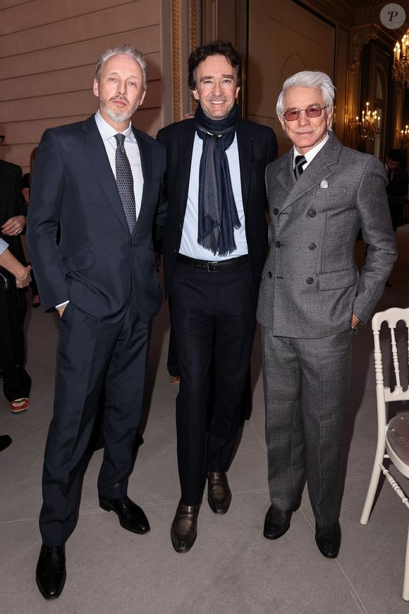 Alasdhair Willis, Antoine Arnault, Baz Luhrmann - La créatrice S.McCartney est faite Chevalier de la Légion d'honneur par le président français E.Macron au palais de l'Elysée à Paris, le 5 mars 2026, lors de la Fashion Week à Paris. Cette distinction salue son parcours ainsi que son engagement dans l'univers de la création et de la mode.

BFA.com / Backgrid USA / Bestimage