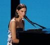 Elle souffre de cordes vocales très abîmées et doit observer un repos vocal strict.

Charlotte Cardin à la cérémonie des 41èmes Victoires de la Musique à la Seine Musicale à Boulogne-Billancourt le 13 février 2026.

© Coadic Guirec / Bestimage